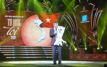 GS, nhạc sĩ Nguyễn Anh Trí trong đêm nhạc. (Ảnh: Ban tổ chức cung cấp)