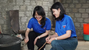 Các đoàn viên chuẩn bị bữa cơm đặc biệt trên ngôi trường vùng cao. (Ảnh: NXB Kim Đồng)