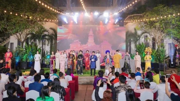 Mẫu áo dài của nhà thiết kế Đỗ Trịnh Hoài Nam góp phần trong Lễ hội Áo dài Thành phố Hồ Chí Minh. (Ảnh; Nhà thiết kế cung cấp)