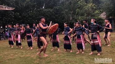 Trình diễn dân ca dân vũ tại Làng.