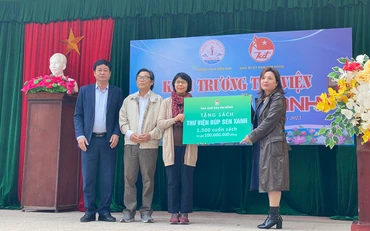 Tặng 1.500 cuốn sách cho Thư viện. (Ảnh: Nhà xuất bản Kim Đồng)