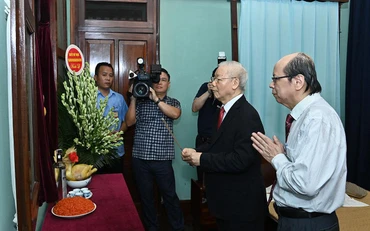 Tổng Bí thư Nguyễn Phú Trọng dâng hương, tưởng niệm Chủ tịch Hồ Chí Minh. 