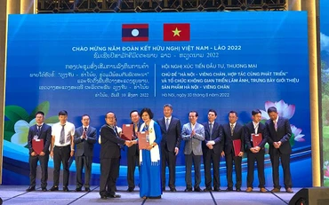Doanh nghiệp của Thủ đô Hà Nội và Viêng Chăn trao đổi biên bản ghi nhớ hợp tác tại Hội nghị.