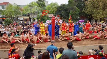 Nghi lễ và trò chơi "Kéo co ngồi" ở đền Trấn Vũ. (Ảnh: Ban tổ chức)