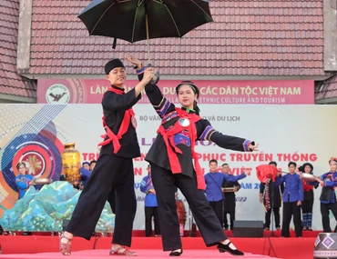 Trình diễn trang phục dân tộc Hà Nhì tại Tuần Đại đoàn kết - Di sản văn hóa Việt Nam. (Ảnh: KHIẾU MINH)