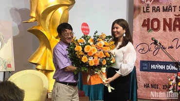 Nhà báo Huỳnh Dũng Nhân trong ngày ra mắt sách.