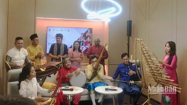 Các nghệ sĩ trình diễn tại buổi họp báo.