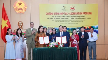 Lễ ký kết hợp tác giữa Ủy ban nhân dân tỉnh Ninh Bình và Hiệp hội Xúc tiến phát triển điện ảnh Việt Nam. (Ảnh: ANH VŨ)