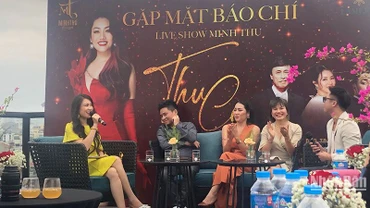 NSƯT Minh Thu cùng ê-kíp sản xuất liveshow và MC, nhà văn Di Li.