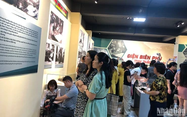 Đông đảo công chúng đến tham quan triển lãm.