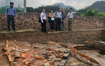 TS Nguyễn Ngọc Quý (ngoài cùng bên phải) cùng các nhà khoa học đầu ngành khảo cổ học tại một công trường khai quật ở Hoa Lư, Ninh Bình.