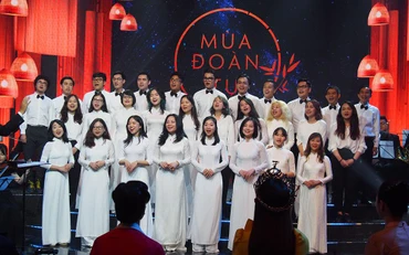 Dàn hợp xướng Gió Xanh trình diễn trong chương trình "Mùa đoàn tụ" của Đài Truyền hình Việt Nam. (Ảnh: Gió Xanh cung cấp)