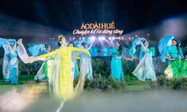 Trình diễn áo dài Huế trong chương trình “Áo dài Huế - Chuyện kể từ dòng sông”. (Ảnh: CÔNG HẬU - BẢO MINH - LÊ CƯỜNG)