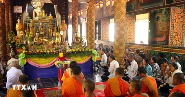 Sư sãi và bà con Phật tử Khmer tụng kinh trước khi làm Nghi lễ tắm Phật trong Tết Chôl Chnăm Thmây của đồng bào Khmer ở Sóc Trăng Sóc Trăng. (Ảnh: TTXVN)