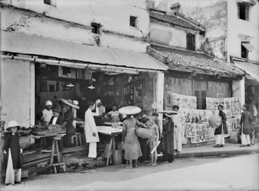 Một cửa hiệu bánh. (Ảnh trong bộ sưu tập của nhà sử học Dương Trung Quốc)
