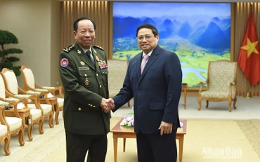 Thủ tướng Phạm Minh Chính tiếp Đại tướng Tea Banh, Phó Thủ tướng Chính phủ, Bộ trưởng Quốc phòng Vương quốc Campuchia. (Ảnh: Trần Hải)