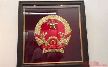 Mẫu Quốc huy của họa sĩ Bùi Trang Chước. 