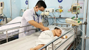 Trẻ em mắc tay chân miệng điều trị tại Khoa Nhiễm-Thần kinh, Bệnh viện Nhi Đồng 1.