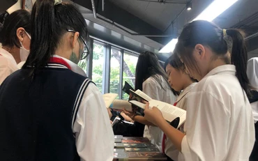 Bạn đọc nhỏ tuổi xem sách tại buổi ra mắt bộ sách.