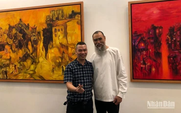 Họa sĩ Hoàng Định tại triển lãm.