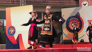 Trình diễn trang phục dân tộc tại Làng.