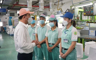 Tổng Giám đốc Bảo hiểm xã hội Việt Nam Nguyễn Thế Mạnh kiểm tra tiến độ thực hiện chi trả cho người lao động từ Quỹ Bảo hiểm thất nghiệp. (Ảnh: Tâm Trung) 