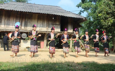 Phụ nữ dân tộc Khơ Mú trình diễn nhạc cụ dân tộc. (Ảnh minh họa)