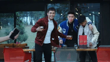 Diễn viên Lãnh Thanh (áo đỏ) trong phim. (Ảnh: VFC)