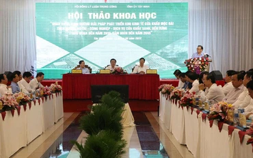  Quang cảnh buổi Hội thảo khoa học "Quan điểm, định hướng giải pháp phát triển khu kinh tế cửa khẩu Mộc Bài theo hướng đô thị-công nghiệp-dịch vụ cửa khẩu xanh, bền vững giai đoạn đến năm 2030, tầm nhìn đến năm 2045".