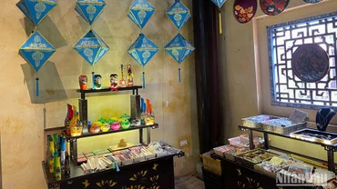 Trưng bày sản phẩm thủ công truyền thống của Huế trong Đại nội.
