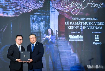 Tổng Biên tập Lê Quốc Minh tặng MV "Going Home" cho Chủ tịch UBND Thành phố Hà Nội Trần Sỹ Thanh. (Ảnh: THÀNH ĐẠT)