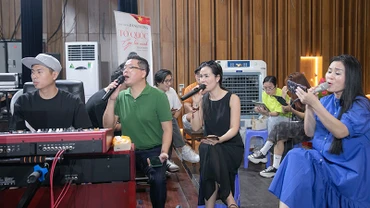 NSƯT Đăng Dương luyện tập cùng các nghệ sĩ. (Ảnh: Ban tổ chức)
