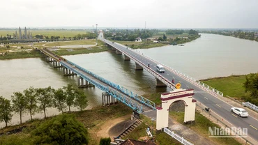Cầu Hiền Lương ngày nay. (Ảnh: THÀNH ĐẠT)
