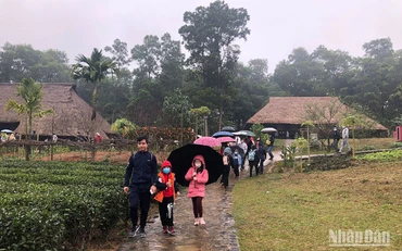 Du khách tham quan Làng Văn hóa-Du lịch các dân tộc Việt Nam.