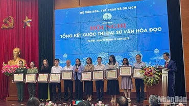 Trao giải thưởng cho các tập thể thành tích xuất sắc trong quá trình tổ chức cuộc thi.