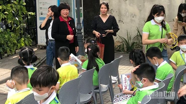 Các em nhỏ tham gia hoạt động giao lưu tác giả, tác phẩm của Nhà xuất bản Phụ nữ Việt Nam.