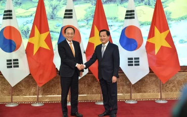 Phó Thủ tướng Lê Minh Khái và Phó Thủ tướng Choo Kyung-ho. (Ảnh: VGP)