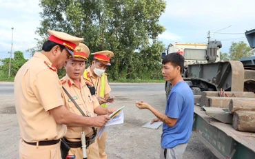 Cảnh sát giao thông Công an tỉnh Quảng Ngãi kiểm tra, xử lý xe quá tải, quá khổ. 
