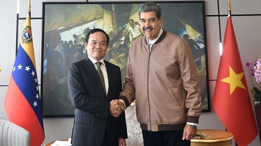 Tổng thống Venezuela Nicolás Maduro chào mừng Phó Thủ tướng Trần Lưu Quang tới thăm Venezuela. (Ảnh: VGP)