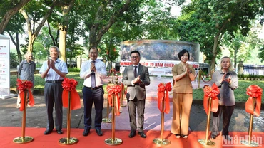 Lễ cắt băng khai mạc triển lãm. (Ảnh: ĐĂNG KHOA)
