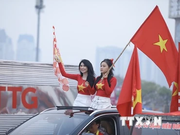 Khán giả đến sân cổ vũ cho đội tuyển Việt Nam. (Ảnh: TTXVN)