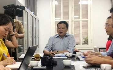 Đạo diễn Nguyễn Lê Anh giới thiệu về bộ sách điện tử.