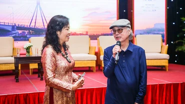 Tiến sĩ Ngô Phương Lan và đạo diễn, NSND Đặng Nhật Minh tại cuộc tọa đàm về phong cách làm phim của ông. (Ảnh: ANH VŨ)