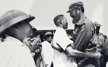 Bí thư Tỉnh ủy Quảng Trị Hồ Sỹ Thản đón Chủ tịch Cuba Fidel Castro tại bờ nam sông Bến Hải vào sáng 15/9/1973. (Ảnh: Tư liệu)