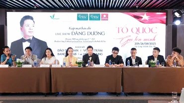 NSƯT Đăng Dương (giữa) và các nghệ sĩ tham gia show diễn. (Ảnh: Ban tổ chức)