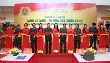 Lễ cắt băng khai mạc triển lãm. (Ảnh: Ban tổ chức cung cấp)