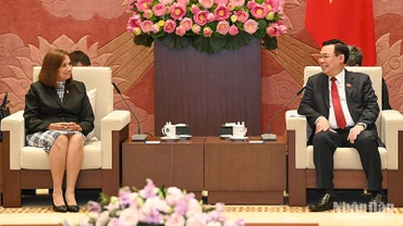 Chủ tịch Quốc hội Vương Đình Huệ và Phó Chủ tịch Quốc hội Cuba Ana María Mari Machado tại buổi tiếp. (Ảnh: DUY LINH)