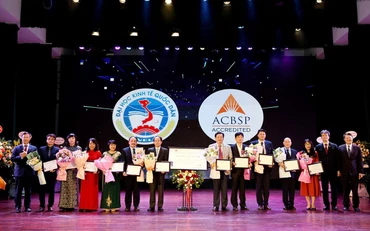 Lãnh đạo Trường đại học Kinh tế Quốc dân trao chứng nhận kiểm định chất lượng ACBSP (Hoa Kỳ) cho các đơn vị quản lý chương trình đào tạo của trường 
