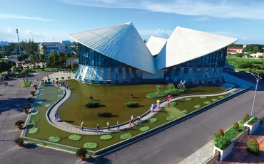 Nhà hát “ba nón lá” ở Bạc Liêu được xếp hạng điểm du lịch tiêu biểu của đồng bằng sông Cửu Long. (Ảnh: THU ĐÔNG). 