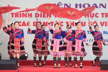Một tiết mục dân vũ tại buổi trình diễn. (Ảnh: KHIẾU MINH)